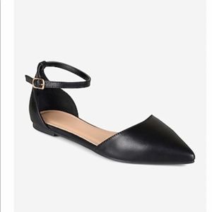 Journee Collection Reba Pointed Flat
